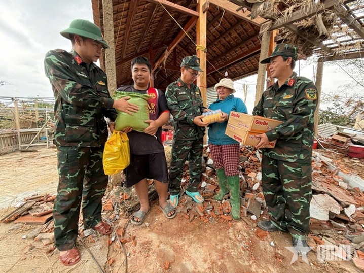 第五军区315师官兵们：洪涝灾区民众的坚实依靠